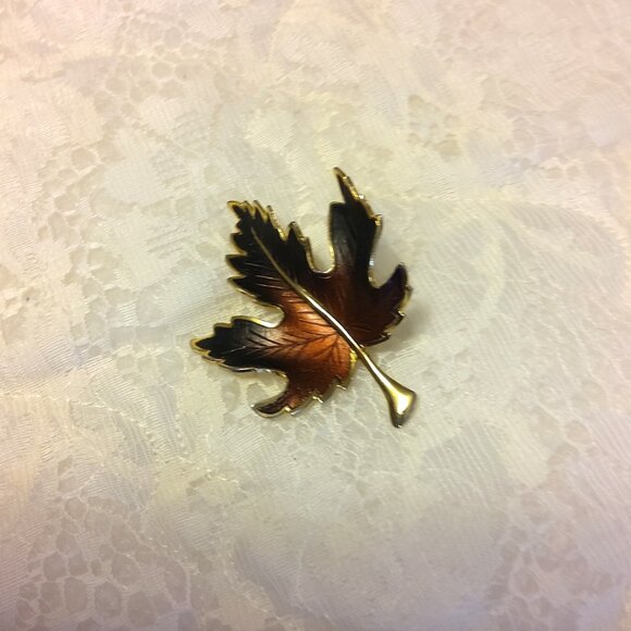 Vintage Gold Tone Maple Leaf Brooch Timeless VTG Jewelry Pin - Picture 5 of 6